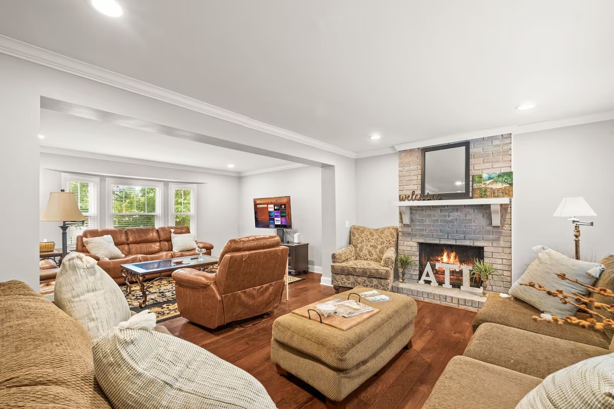 Marietta Square Suites – Big Home & Large Groups! 12