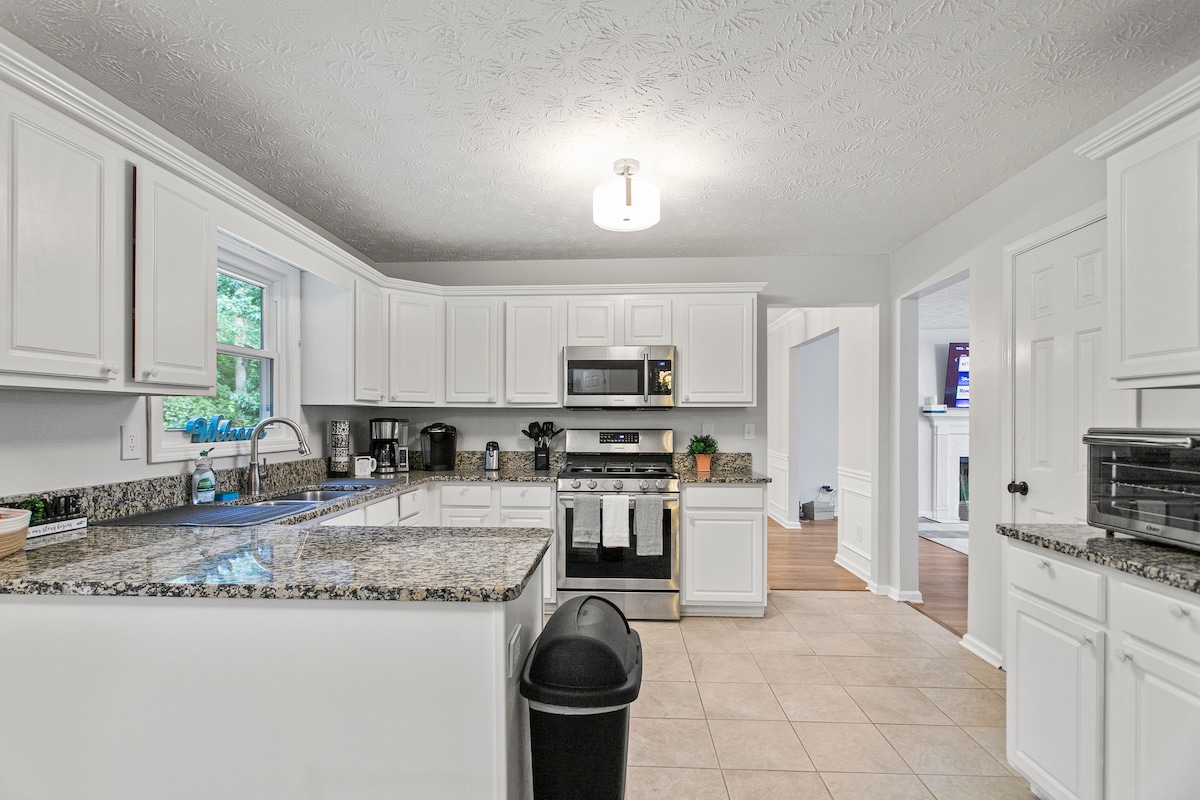 Pet-Friendly Extended Stay w/ BBQ and Sunroom 5