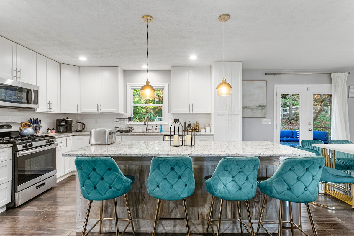 Pet-Friendly Extended Stay w/ BBQ and Sunroom 13