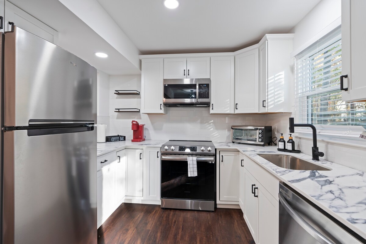 Pet Friendly, Cozy Fam Vac Home, Deck, 15 mins to Truist 2