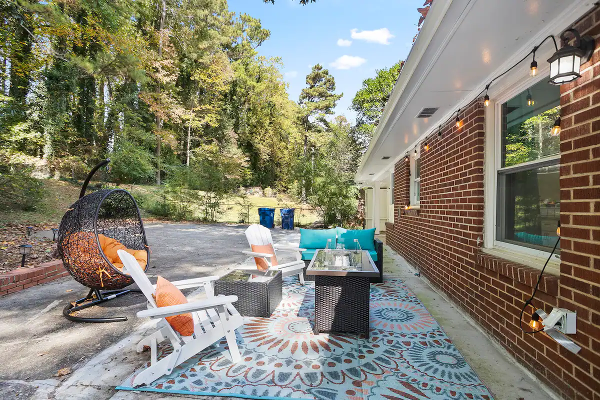 Pet Friendly, Cozy Fam Vac Home, Deck, 15 mins to Truist 10