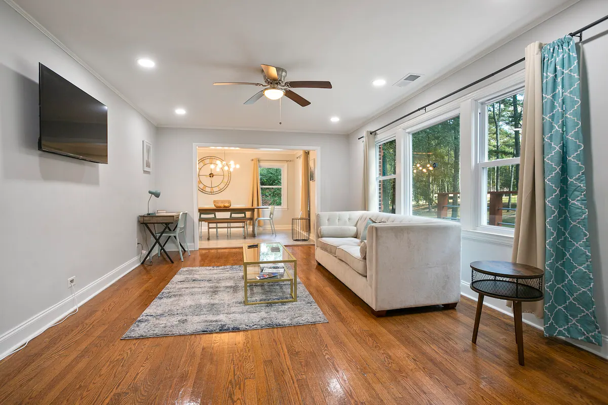 Pet Friendly, Cozy Fam Vac Home, Deck, 15 mins to Truist 11