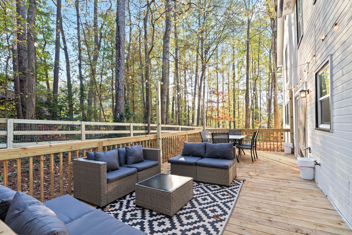 Pet Friendly, Cozy Fam Vac Home, Deck, 15 mins to Truist 12